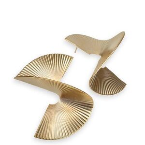 Gold ribbed fan earrings